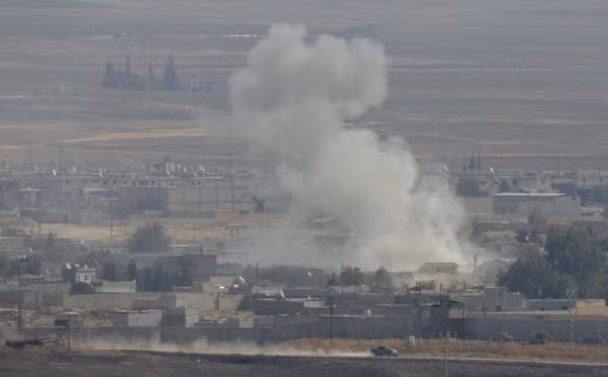 Khói bốc lên từ thành phố Ras al-Ain ở Syria. Ảnh: Reuters