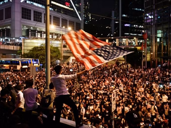 Người biểu tình tại Hong Kong vẫy cờ Mỹ. Ảnh: GI