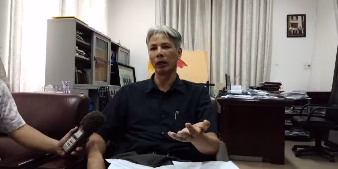 Ông Đỗ Xuân Phú, Phó hiệu trưởng Trường ĐH Nghệ thuật Huế trao đổi.