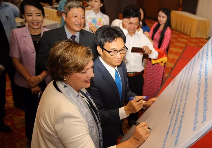 Phó Thủ tướng Vũ Đức Đam cùng đại diện UNICEF ký cam kết ủng hộ cải thiện dinh dưỡng cho bà mẹ, trẻ em Việt Nam. Ảnh: VGP