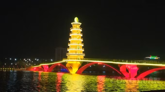 Điểm nhấn của cầu là tháp 7 tầng, được xây dựng ở trụ giữa hồ, đỉnh tháp trang trí quả cầu kính chiếu sáng.
