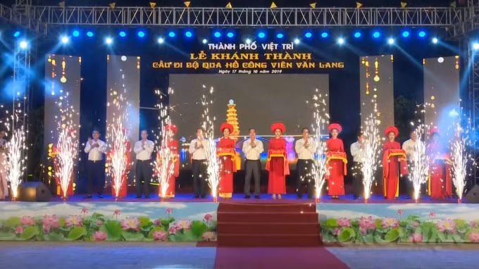 Các đại biểu tham dự chương trình cắt băng khánh thành cầu đi bộ qua hồ công viên Văn Lang.