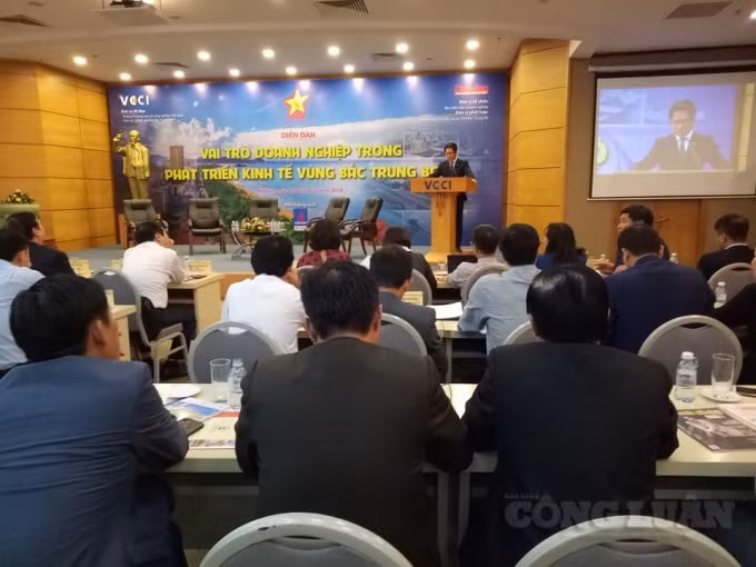 TS. Vũ Tiến Lộc, Chủ tịch Phòng Thương mại và Công nghiệp Việt Nam phát biểu tại diễn đàn. Ảnh: Lương Minh
