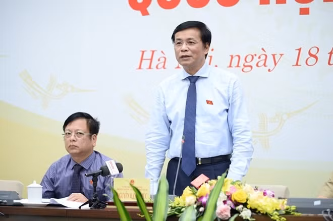 Tổng Thư ký Chủ nhiệm Văn phòng Quốc hội Nguyễn Hạnh Phúc chủ trì buổi họp báo.