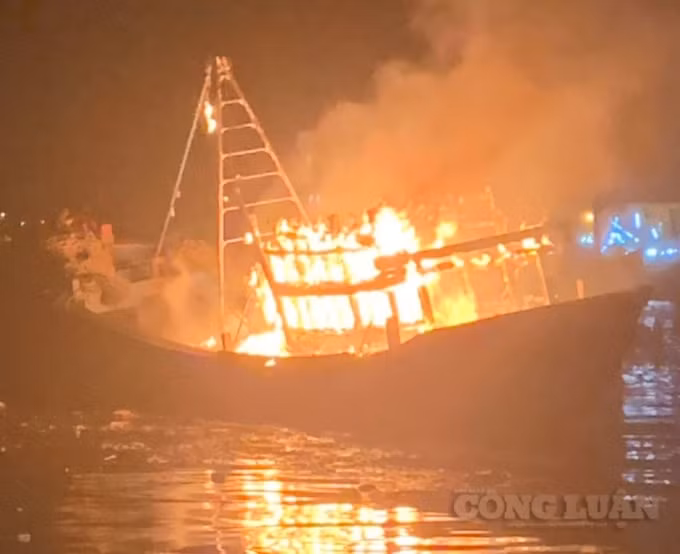 Hiện trường vụ cháy tàu cá.