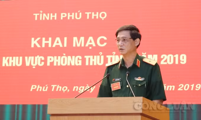 Thiếu tướng Phạm Hồng Chương, Tư lệnh Quân khu 2, Trưởng Ban Chỉ đạo diễn tập KVPT các tỉnh của Quân khu phát biểu tại Hội nghị.