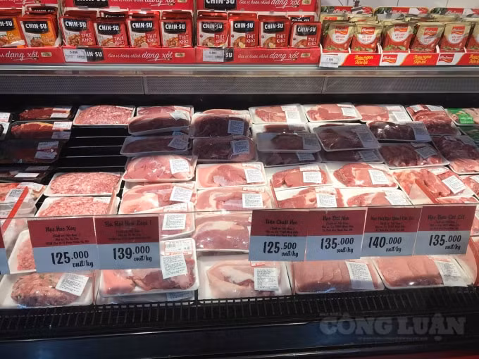 Các loại thịt lợn đều đồng loạt tăng giá tại siêu thị Q. Mart ngày 13/10. Ảnh: Thu Thủy.