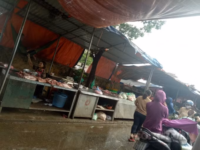 Một quầy thịt lợn tại chợ Minh Khai đang chào khách. Ảnh: Lương Minh