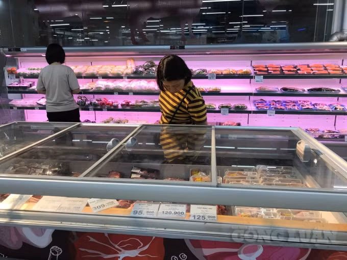 Hình ảnh người tiêu dùng đắn đo mua hàng khi giá thịt lợn tăng tại siêu thị Q. Mart. Ảnh: Thu Thủy