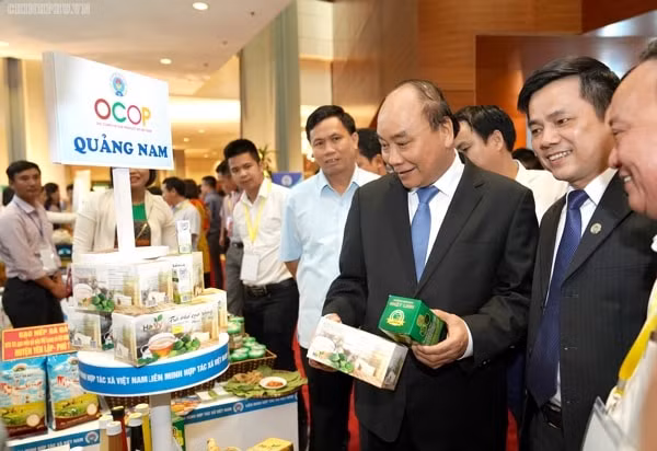 Thủ tướng Nguyễn Xuân Phúc thăm các gian hàng bên lề Hội nghị. Ảnh: VGP