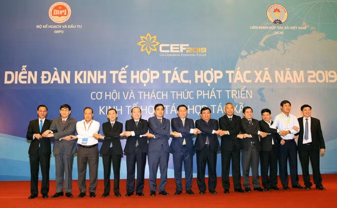 Phó Thủ tướng Vương Đình Huệ cùng các đại biểu tại diễn đàn. Ảnh: VGP