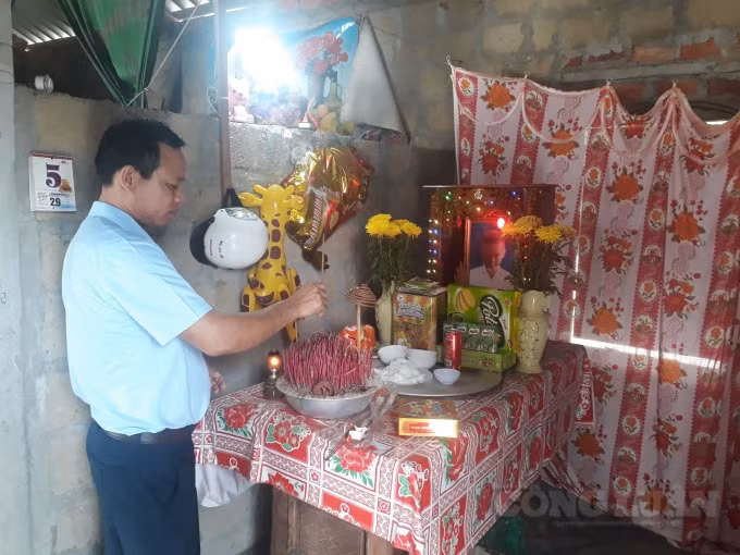 Nhà Báo Nguyễn quang Tám, Trưởng đại diện báo PLVN tại Quảng Bình, Quảng Trị, Thừa Thiên Huế thắp hương cho cháu Trung. (Anh: Cái Văn Long)