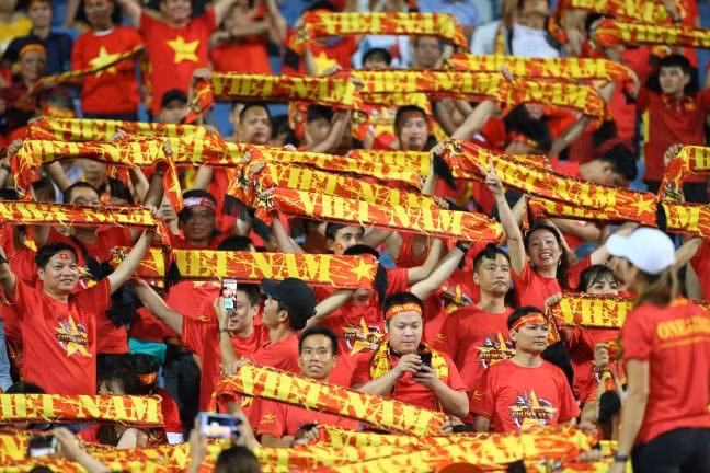 CĐV Việt Nam vui mừng với chiến thắng của đội nhà. Ảnh: Hoàng Dương