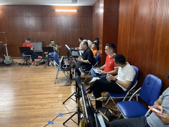 Các thành viên trong ban nhạc đồng hành cùng Khắc Việt đều là những người trẻ với dấu ấn đậm nét thời sinh viên. Ảnh: Dương Vũ
