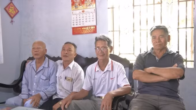 Người dân sống tại địa phương vẫn mòn mỏi chờ... đường.