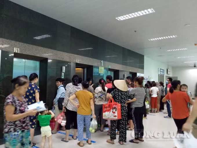 Sốt xuất huyết đang gia tăng tại bệnh viện tuyến trung ương. Hình ảnh chụp tại bệnh viện Nhi trung ương. Ảnh: Lương Minh