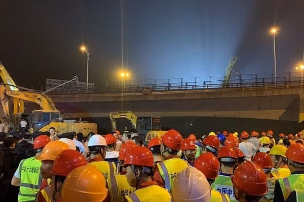 Đội cứu hộ có mặt tại hiện trường để ứng cứu. Ảnh: CCTV
