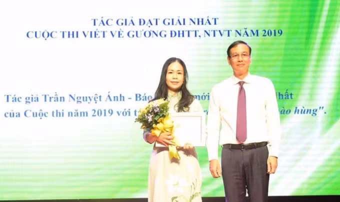 Phó Bí thư Thành ủy Đào Đức Toàn trao giải Nhất cho tác giả Trần Thị Nguyệt Ánh, Báo Hànộimới. Ảnh: Hiền Thu