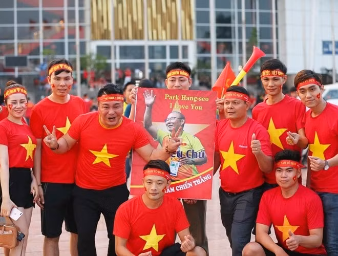 Họ cùng nhau chụp những bức ảnh lưu niệm trước khi vào sân.