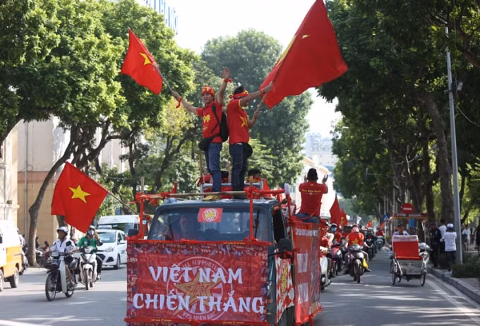 Các CĐV hào hứng khi diễu hành tiến về SVĐ Mỹ Đình để cổ vũ cho ĐT Việt Nam