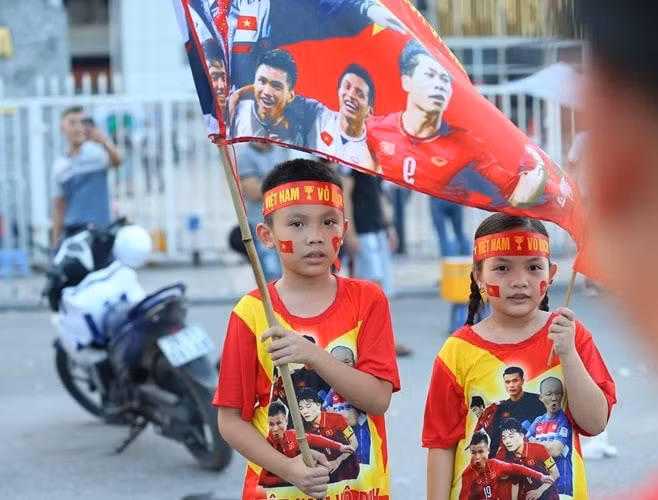 Các em nhỏ cũng rất háo hức để được cùng bố mẹ vào sân.
