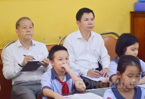 Chủ tịch UBND tỉnh và Giám đốc Sở GD&ĐT bổng dưng xuất hiện trong lớp học.