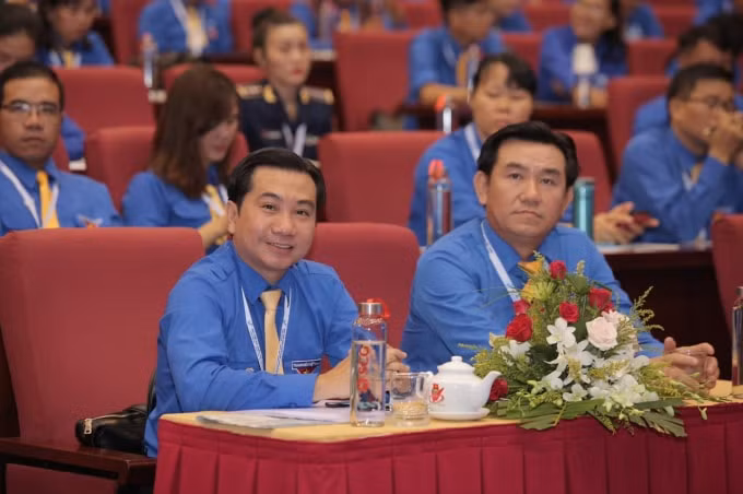 Doanh nhân Nguyễn Vĩnh Lộc (người ngồi hàng đầu bên trái)