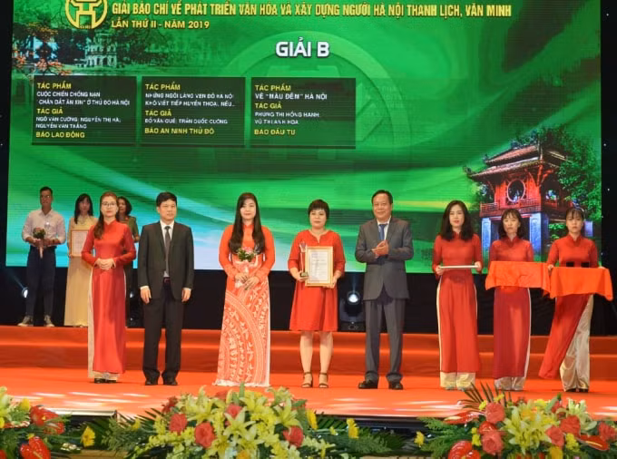 Nhà báo Hồng Hạnh và nhà báo Anh Hoa nhận Giải B ”Giải báo chí về Phát triển văn hoá và Xây dựng người Hà Nội thanh lịch văn minh” vừa qua.