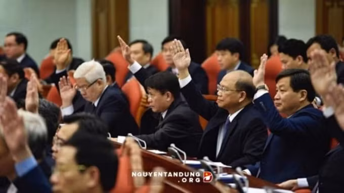 Bộ Chính trị vừa ban hành Quy định về chế độ kiểm tra, giám sát công tác cán bộ.
