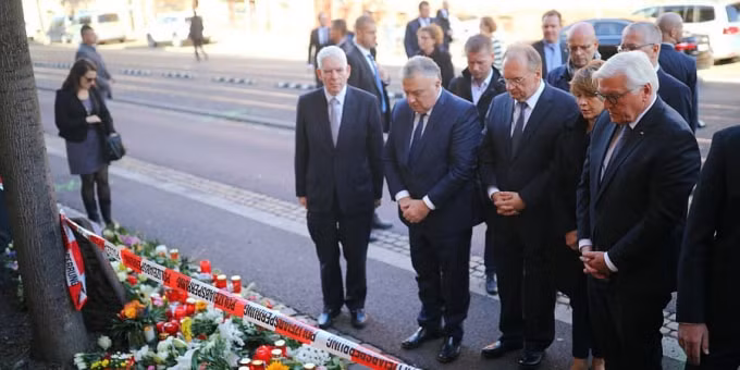 Tổng thống Đức Frank-Walter Steinmeier tới hiện trường tưởng niệm các nạn nhân của vụ xả súng. Ảnh: Reuters