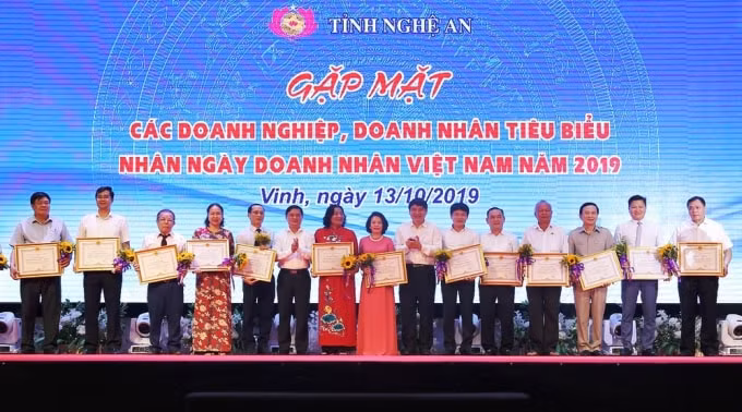 Và trao Bằng khen của Chủ tịch UBND tỉnh cho 15 doanh nghiệp có nhiều đóng góp tích cực cho cộng đồng doanh nghiệp, góp phần phát triển kinh tế - xã hội của tỉnh năm 2019. Ảnh báonghean