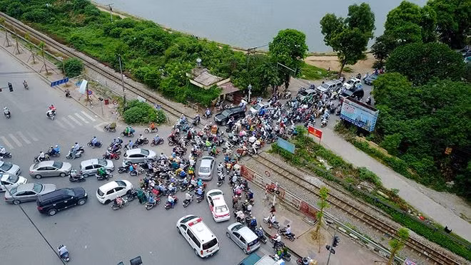 Tình trạng ùn tắc giao thông thường xuyên xảy ra tại tuyến đường Nguyễn Hữu Thọ (Ảnh: TL)