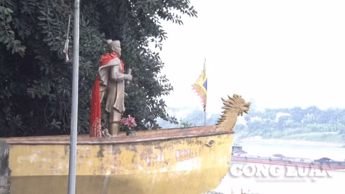 Tượng Đức Thánh Hai (Chiêu Văn Vương Tả Thánh Thái Sư Trần Nhật Duật) trước cửa Đền Tam Giang.