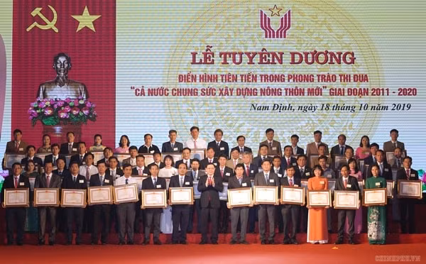 Phó Thủ tướng Vương Đình Huệ trao Bằng khen của Thủ tướng cho các cá nhân và tập thể. Ảnh: VGP