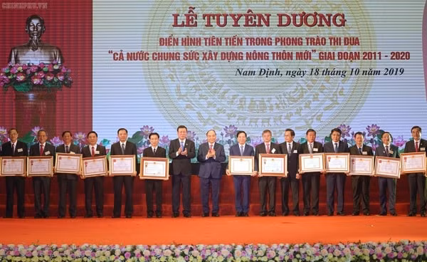Thủ tướng trao Huân chương Độc lập và Huân chương Lao động cho các tỉnh, thành phố trực thuộc Trưng ương, các bộ, ban, ngành có thành tích xuất sắc trong Phong trào thi đua. Ảnh: VGP