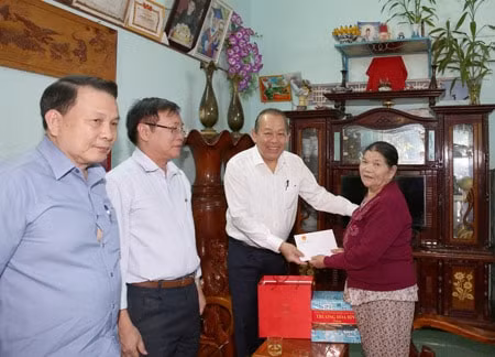 Phó Thủ tướng Thường trực thăm gia đình bà Y Leo là gia đình chính sách tại TP. Kon Tum. Ảnh: VGP
