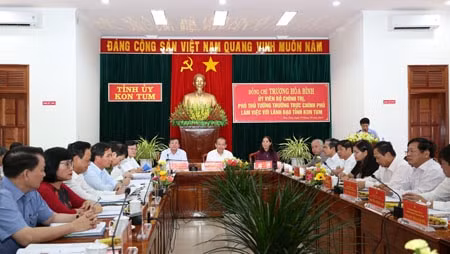 Phó Thủ tướng Thường trực Trương Hoà Bình cùng đoàn công tác làm việc với tỉnh Kon Tum. Ảnh: VGP