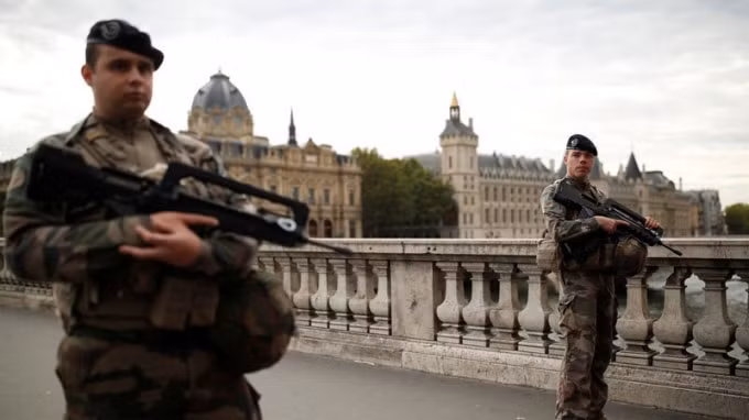 An ninh được thắt chặt ở thủ đô Paris. Ảnh: RT