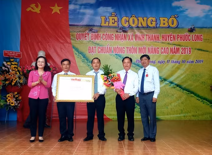 Bà Lê Thị Ái Nam, Chủ tịch HĐND tỉnh Bạc Liêu trao quyết định công nhận xã Vĩnh Thanh đạt chuẩn nông thôn mới nâng cao.