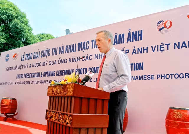 Đại sứ Mỹ tại Việt Nam Ted Osius phát biểu tại buổi khai mạc triển lãm ảnh.