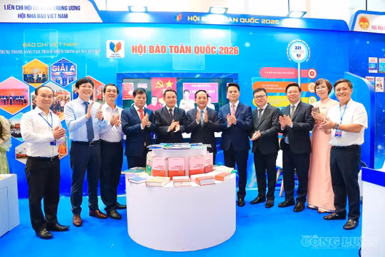 Các đồng chí lãnh đạo Đảng, Nhà nước tham quan Hội Báo toàn quốc 2026