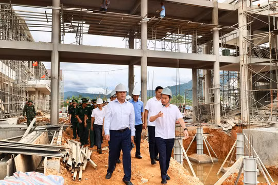 Phó Thủ tướng Lê Tiến Châu kiểm tra thực địa Dự án Trường phổ thông nội trú liên cấp tại TP. Huế