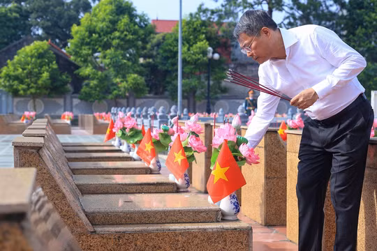 Thủ tướng Lê Minh Hưng dâng hương tưởng niệm các Anh hùng liệt sĩ và tặng quà người có công tại Lạng Sơn