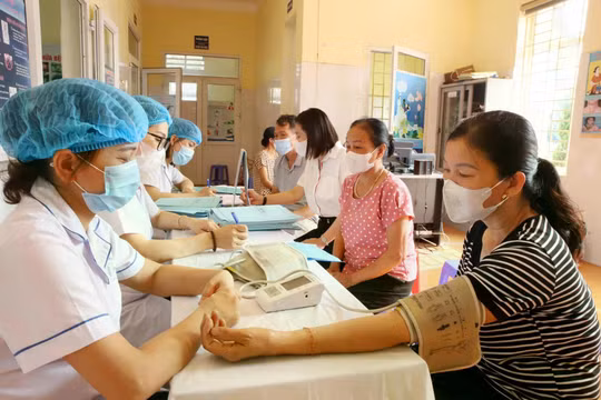 Đề xuất ngân sách hỗ trợ khám sức khỏe định kỳ, tiêm chủng bắt buộc
