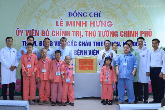 Thủ tướng Lê Minh Hưng trao quà của Tổng Bí thư, Chủ tịch nước Tô Lâm tặng các bệnh nhi ung thư