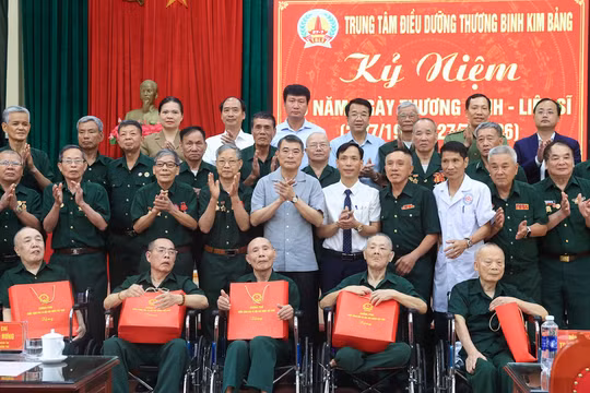 Thủ tướng Lê Minh Hưng thăm, tặng quà các thương binh, bệnh binh tại Ninh Bình