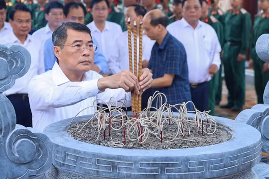 Thủ tướng dâng hương tưởng niệm Chủ tịch Hồ Chí Minh, Đại tướng Võ Nguyên Giáp và các Anh hùng liệt sĩ tại Điện Biên Phủ