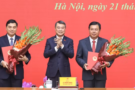 Thủ tướng trao quyết định giao Quyền Bộ trưởng Bộ Nội vụ và bổ nhiệm Thứ trưởng Thường trực Bộ Dân tộc và Tôn giáo