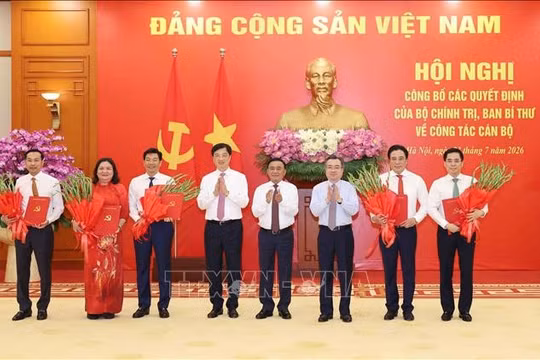 Công bố các quyết định của Bộ Chính trị, Ban Bí thư về công tác cán bộ