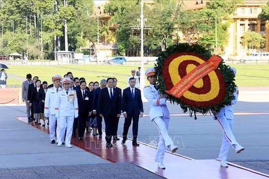 Thủ tướng Lào viếng Chủ tịch Hồ Chí Minh và đặt vòng hoa tưởng niệm các Anh hùng liệt sĩ